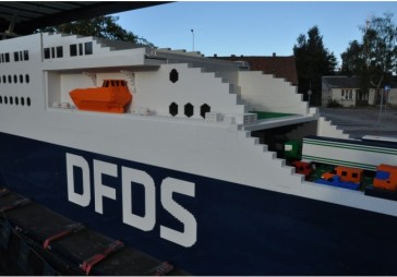 Kuģniecības kompānijas DFDS darbinieki rada milzu Lego kuģi