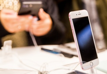 FOTO: Latvijā sāk tirgot jauno Apple iPhone 7  
