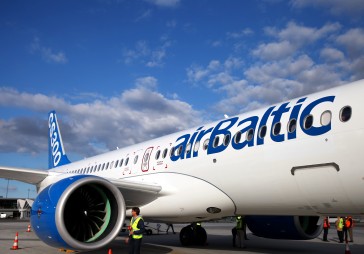 FOTO: Bombardier Rīgā prezentē jauno CS300 lidmašīnu 