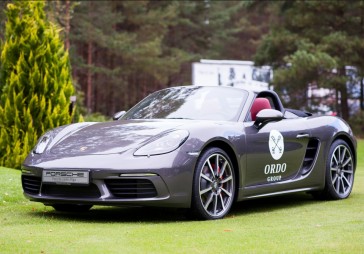 Ar pirmo sitienu trāpot golfa bedrītē, tiek pie Porsche 