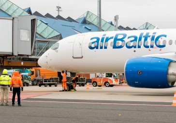 FOTO: airBaltic ar Bombardier CS300 lidmašīnu viesojas Tallinā 