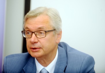 Aptauja: Kuriem ministriem iedzīvotāji noteikti negribētu uzticēt savu ģimenes budžetu?