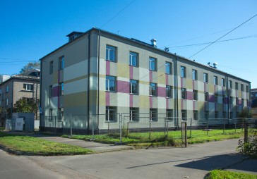 Ieriķu ielā atklāta jauna pašvaldības dzīvojamā māja ar pansiju