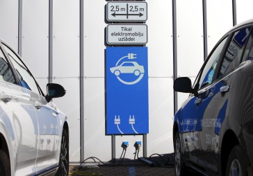FOTO: Elektromobiļu uzlādes vieta Ķīpsalā