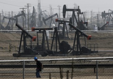 Naftas cena sasniedz 15 mēnešu augstāko līmeni