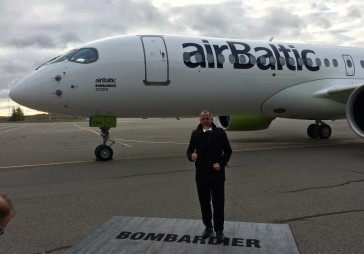 FOTO: Bombardier izrāda AirBaltic CS300 lidmašīnu