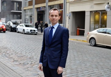 Būvnieki sitas ar ēnu 