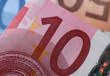 Valdība atbalsta minimālās algas palielināšanu līdz 380 eiro
