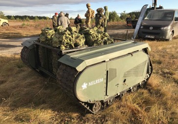 Igauņi demonstrē militāro bezpilota sauszemes transporta līdzekli