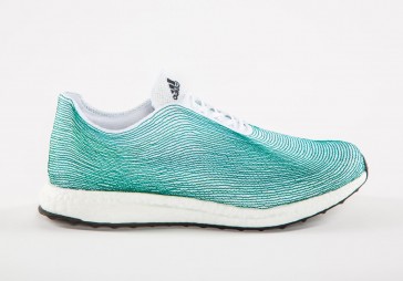 FOTO: Adidas no okeāna atkritumiem izgatavojusi sporta apavus
