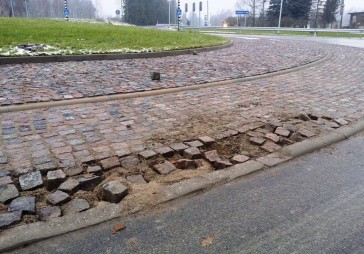 Četrus mēnešus pēc ceļa izbūves jau pirmie defekti