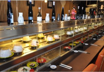 FOTO: Liepājā atver pirmo «running sushi» restorānu Baltijā