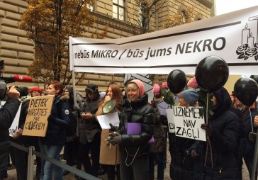 Pie Saeimas piketē pret mazo uzņēmumu likvidēšanu