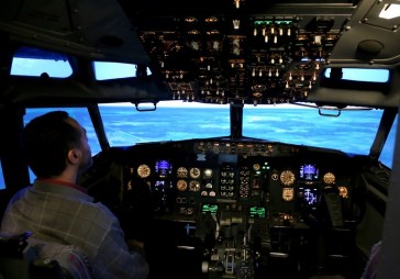 FOTO: DB viesojas Air Baltic Training apmācību centrā 