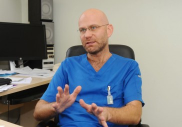 Valsts vietā ārstus skolo kompānijas  