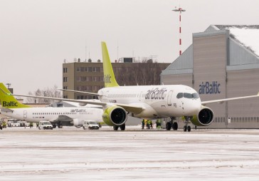 FOTO: Rīgā sagaida pasaulē pirmo Bombardier CS300 lidmašīnu