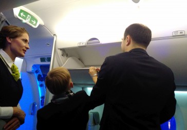 FOTO, VIDEO: airBaltic prezentē pasaulē pirmo CS300 lidmašīnu