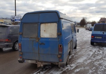 Pārbaude uz ceļa: konstatē būtiskas un nepieņemamas neatbilstības auto tehniskajā stāvoklī