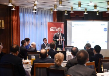 Pāri okeānam  par savu naudu 