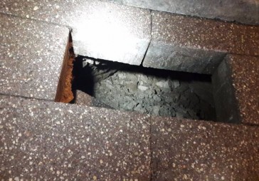 Barona ielā zem bruģa radies iegruvums