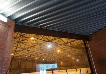 Būveksperti: Daugavas stadiona ledus halli nedrīkst izmantot konstrukciju pārslodzes dēļ