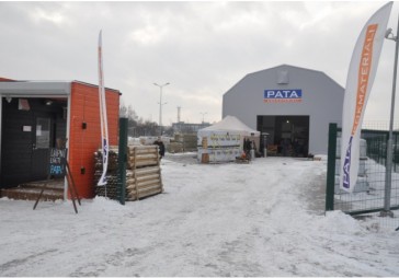 Papildināts - FOTO: PATA kokmateriāli atver veikalu Liepājā; izjūt, ka valstī krities celtniecības apjoms