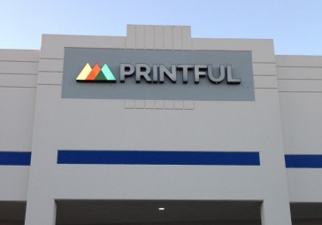 Par 100 000 dolāru Printful nopērk domēna adresi