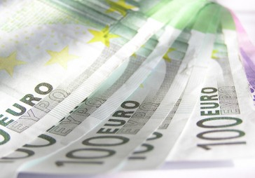 Jādeklarē darījumi, kas pārsniedz 3000 eiro skaidrā naudā 