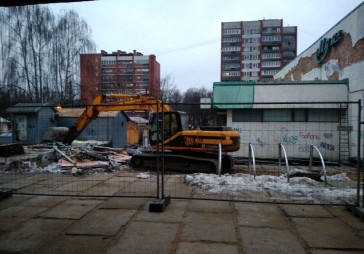 FOTO: Sākušies bijušā Rīgas kinoteātra Ilga nojaukšanas darbi