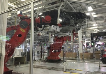 Tesla darbinieks: garas darba stundas, zems atalgojums un nedroši apstākļi