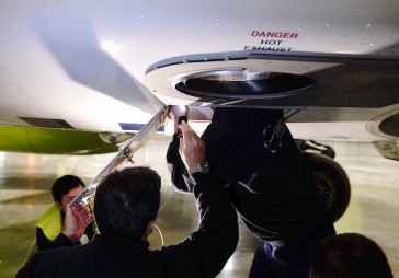 FOTO: Bombardier CS300 lidmašīnu nakts apkope