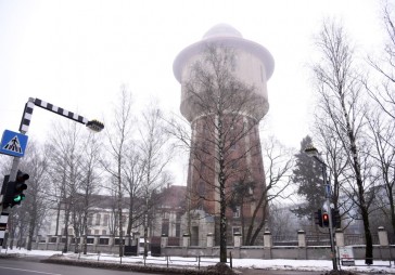 FOTO: Saimnieko simtgadīgā ūdenstornī 