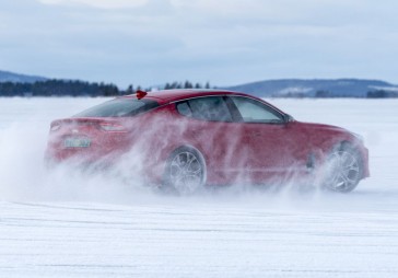 FOTO: Kia Stinger testē ekstrēmos apstākļos