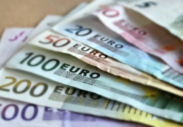 Eirozonas 4. ceturkšņa izaugsmi nodrošinājis mājsaimniecību patēriņš