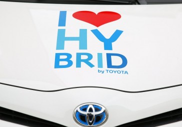  Toyota  hibrīdauto - attīstības stūrakmens