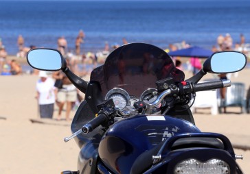 Motociklisti aktīvi balso pret viņiem uzlikto iebraukšanas maksu Jūrmalā 