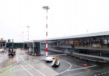 Lidostai Rīga uzliek par pienākumu demontēt barjeru, kas ierobežo piekļūšanu taksometru stāvēšanas joslai