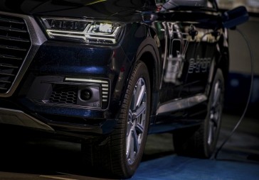 Audi Q7 e-tron Latvijā nebūs lēts pirkums