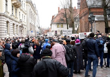 FOTO: Tautas sapulce par NĪN atcelšanu vienīgajam mājoklim