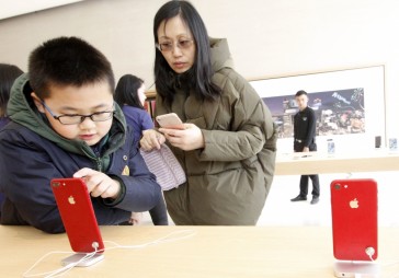 FOTO: Tirdzniecībā nonākuši sarkanie iPhone 