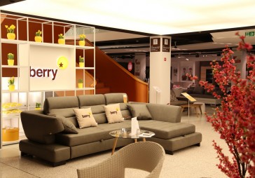 FOTO: Atklāj Lietuvas mēbeļu un interjera veikalu Berry 