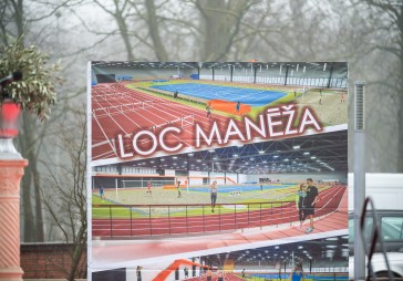 FOTO: Ielikts pamatakmens Liepājas vieglatlētikas manēžai