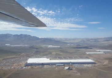 Jaunas fotogrāfijas atklāj Tesla Gigarūpnīcas apmērus