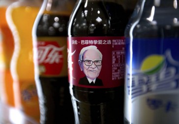 Miljardieris pārsteidzis pasauli, atļaujot savu foto bez maksas likt uz Coca-Cola pudelēm