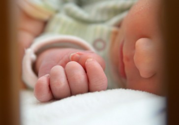 Gada pirmajā pusē Latvijā dzimušo bērnu skaits pieaudzis par 2%