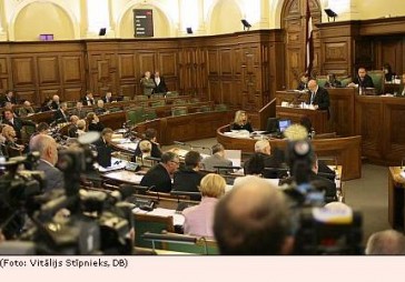 Par deputātu algu nesamazināšanu izlemj pāris minūtēs