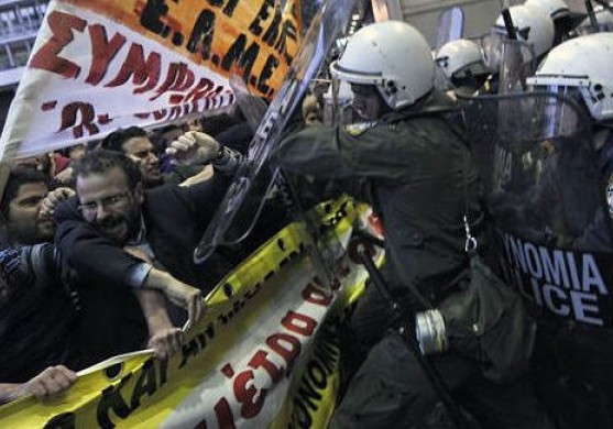  Grieķi, protestējot pret plānotajiem taupības pasākumiem, cenšas ielauzties Finanšu ministrijā 