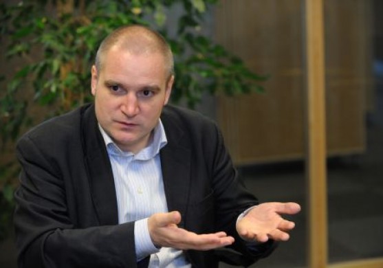 Ošlejs par Godmani: Āža ietiepīga valūtas kursa saglabāšana noved pie stagnācijas