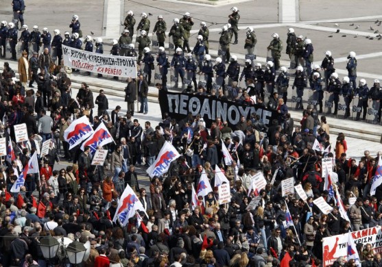 Streiks Grieķijā aptur sabiedriskā transporta kustību un liek atcelt lidojumus