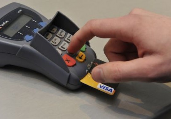 Igaunijas bankām jāsamazina komisijas maksas